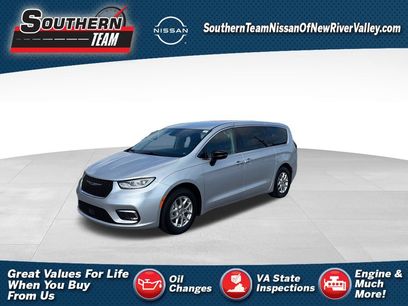 Used 2024 Chrysler Pacifica Touring-L
