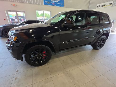 Used 2019 Jeep Grand Cherokee Altitude AWD/4WD image 16