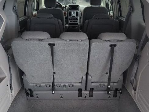 Used 2009 Chrysler Town & Country Touring image 31