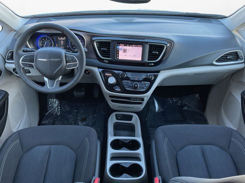 Used 2023 Chrysler Voyager LX image 10