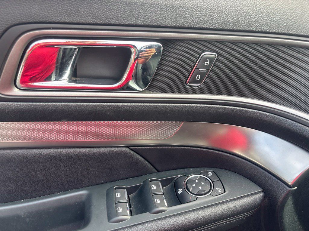 Used 2018 Ford Explorer XLT AWD/4WD image 16