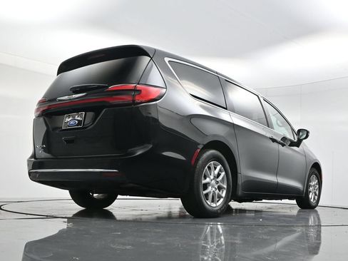 Used 2026 Chrysler Pacifica Select FWD image 45