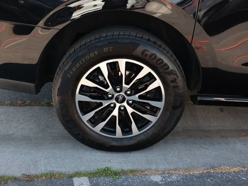 Used 2025 Ford Expedition Max Platinum AWD/4WD image 9