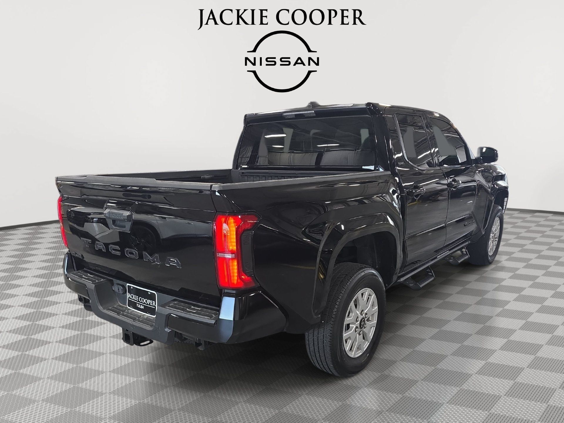 Used 2025 Toyota Tacoma SR5 AWD/4WD image 5