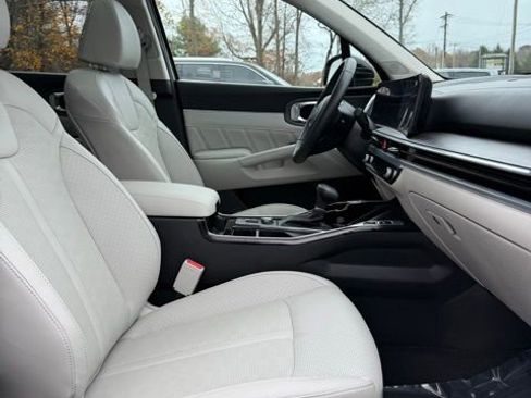 Used 2025 Kia Sorento SX image 17
