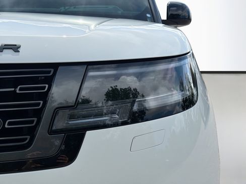 Used 2025 Land Rover Range Rover SE AWD/4WD image 9
