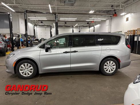 Used 2019 Chrysler Pacifica L FWD image 1