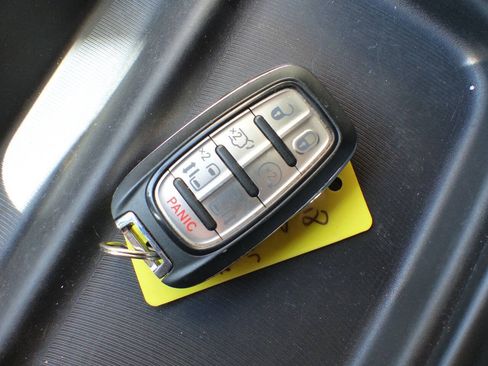 Used 2020 Chrysler Pacifica Touring w/ Tire & Wheel Group FWD image 35