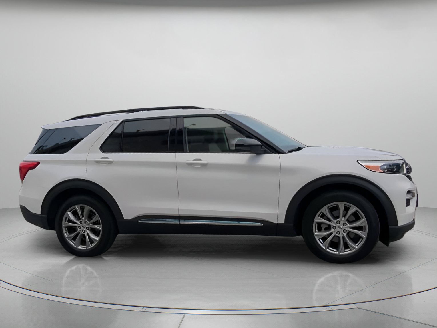 Certified 2023 Ford Explorer XLT w/ Equipment Group 202A RWD image 34