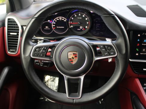 Certified 2023 Porsche Cayenne Platinum Edition image 17