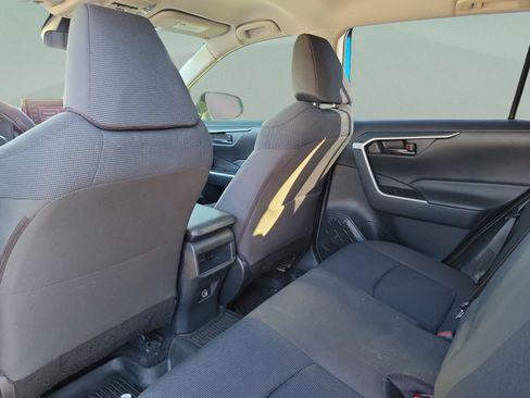 Used 2019 Toyota RAV4 LE FWD image 5