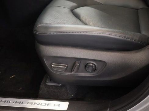 Used 2024 Toyota Highlander Limited image 15