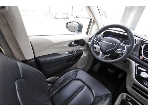 Used 2023 Chrysler Pacifica Touring-L image 8