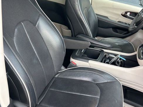 Used 2023 Chrysler Pacifica Limited image 16