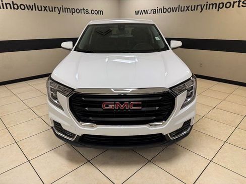 Used 2024 GMC Terrain SLE image 2