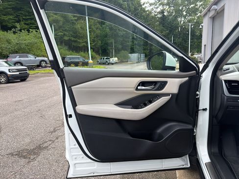 Used 2021 Nissan Rogue SL w/ Premium Package FWD image 9