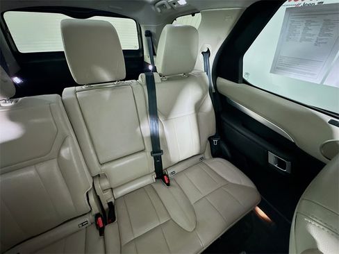 Used 2020 Land Rover Discovery Landmark image 14