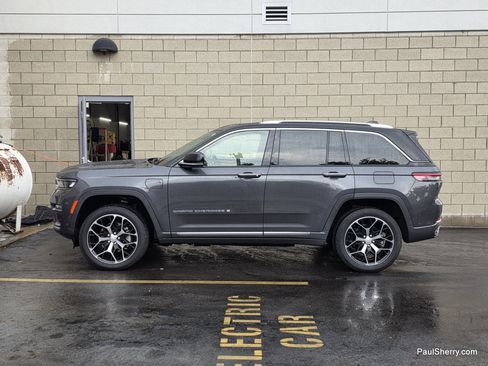 Used 2022 Jeep Grand Cherokee Summit AWD/4WD image 9