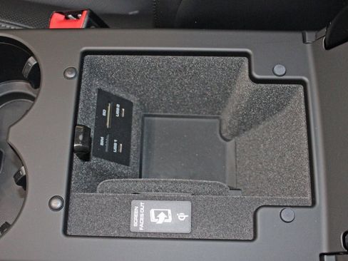 Used 2025 Porsche Macan image 32