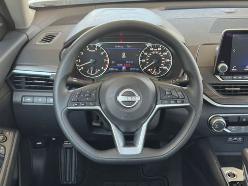 Used 2025 Nissan Altima 2.5 SV FWD image 29