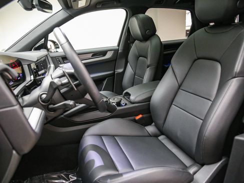 Certified 2025 Porsche Cayenne AWD/4WD image 5