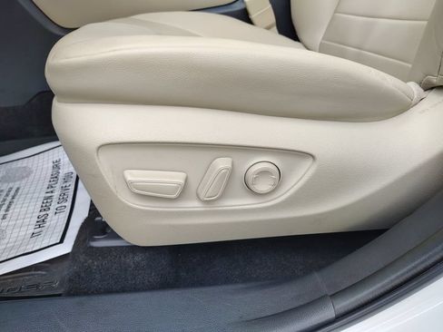 Used 2023 Toyota Highlander XLE AWD/4WD image 14