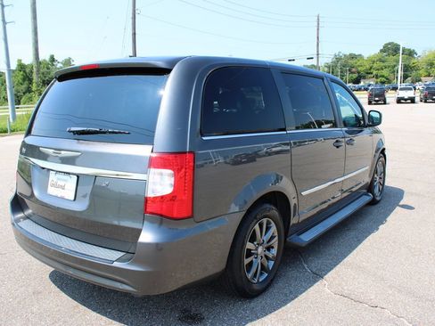 Used 2016 Chrysler Town & Country S w/ Driver Convenience Group FWD image 16