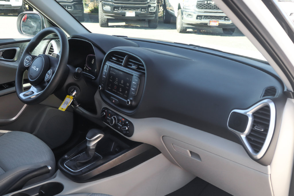Used 2025 Kia Soul LX w/ LX Technology Package FWD image 38