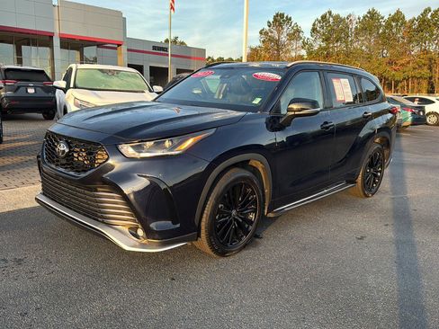 Certified 2023 Toyota Highlander XSE image 1