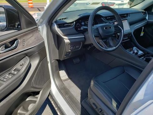Used 2023 Jeep Grand Cherokee L Limited AWD/4WD image 6