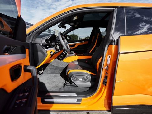 Used 2025 Lamborghini Urus SE image 29