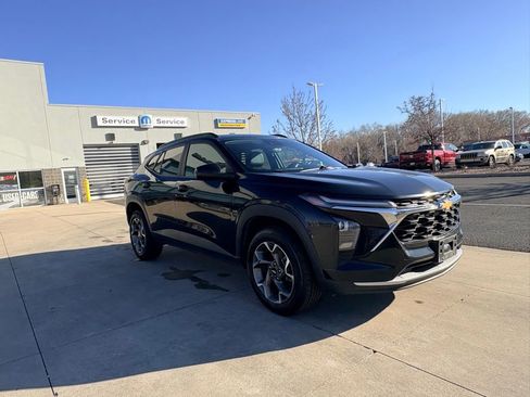 Used 2024 Chevrolet Trax LT w/ LT Convenience Package image 4