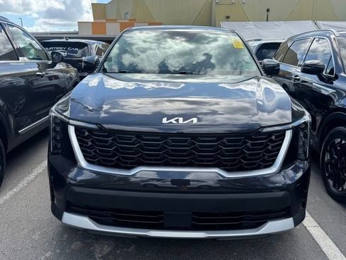Certified 2025 Kia Sorento LX FWD image 9