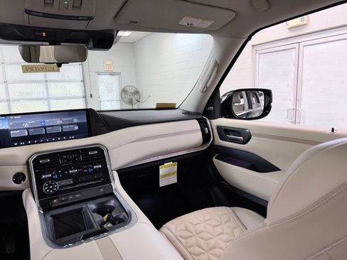 Used 2025 Nissan Armada Platinum w/ Convenience Package AWD/4WD image 32