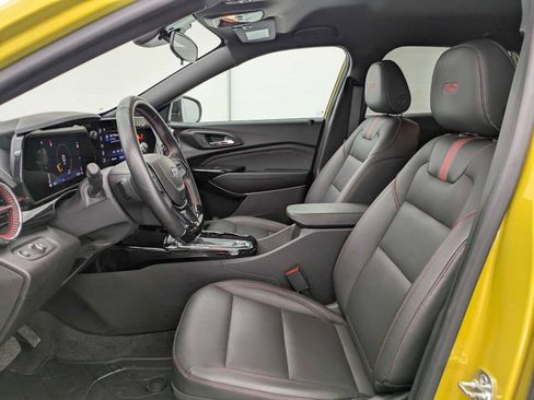 Used 2025 Chevrolet Trax RS FWD image 17