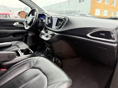 Used 2020 Chrysler Pacifica Touring-L w/ Advanced Safetytec Group image 26