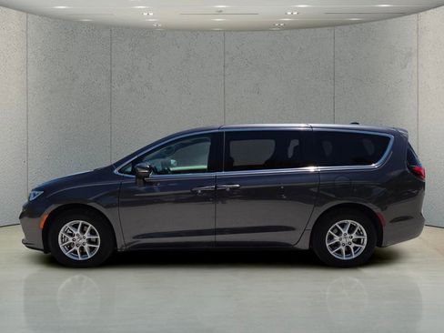 Used 2023 Chrysler Pacifica Touring-L FWD image 6