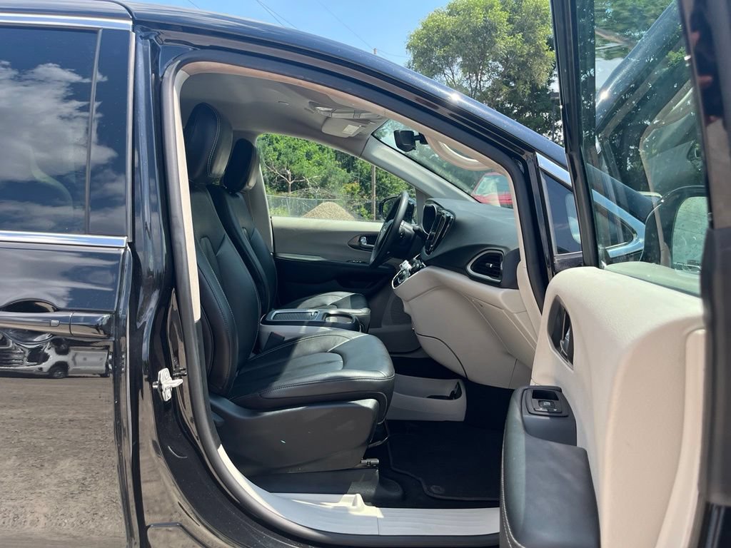 Used 2024 Chrysler Pacifica Touring-L FWD image 39