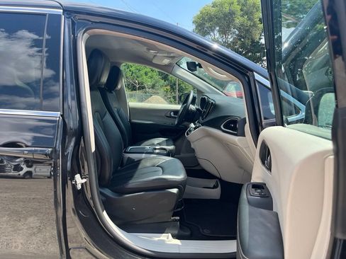 Used 2024 Chrysler Pacifica Touring-L FWD image 39