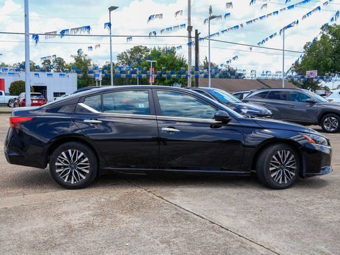 Used 2025 Nissan Altima 2.5 SV FWD image 21