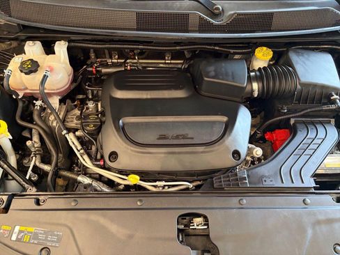 Used 2024 Chrysler Pacifica Touring-L FWD image 22