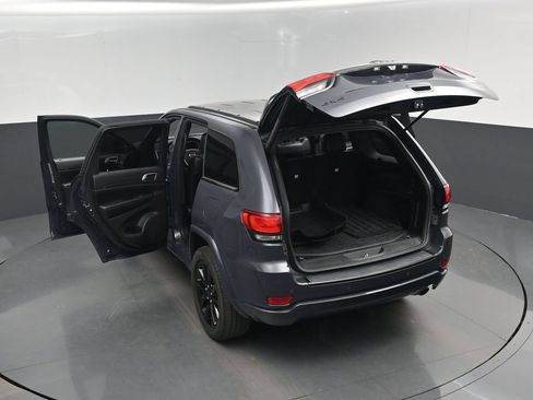 Used 2018 Jeep Grand Cherokee Altitude AWD/4WD image 30