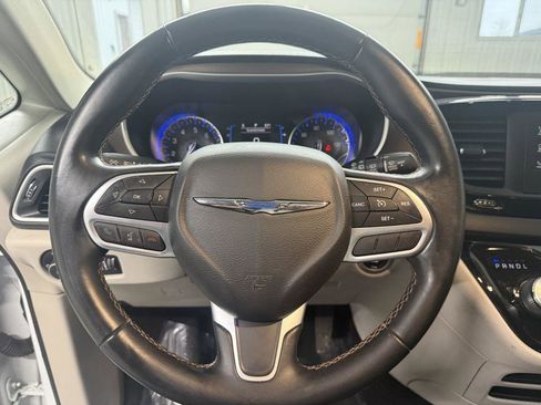 Used 2017 Chrysler Pacifica Touring-L image 15