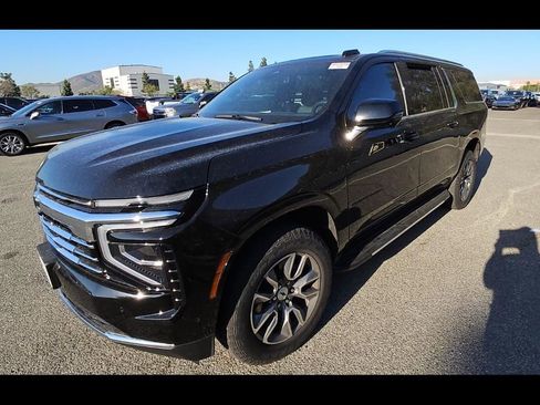 Used 2025 Chevrolet Suburban LT w/ Comfort Package RWD image 3