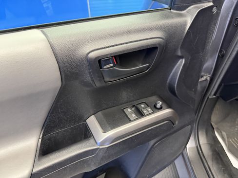 Used 2021 Toyota Tacoma SR5 AWD/4WD image 10