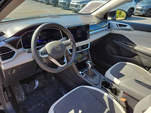 Certified 2025 Volkswagen Taos SE image 21