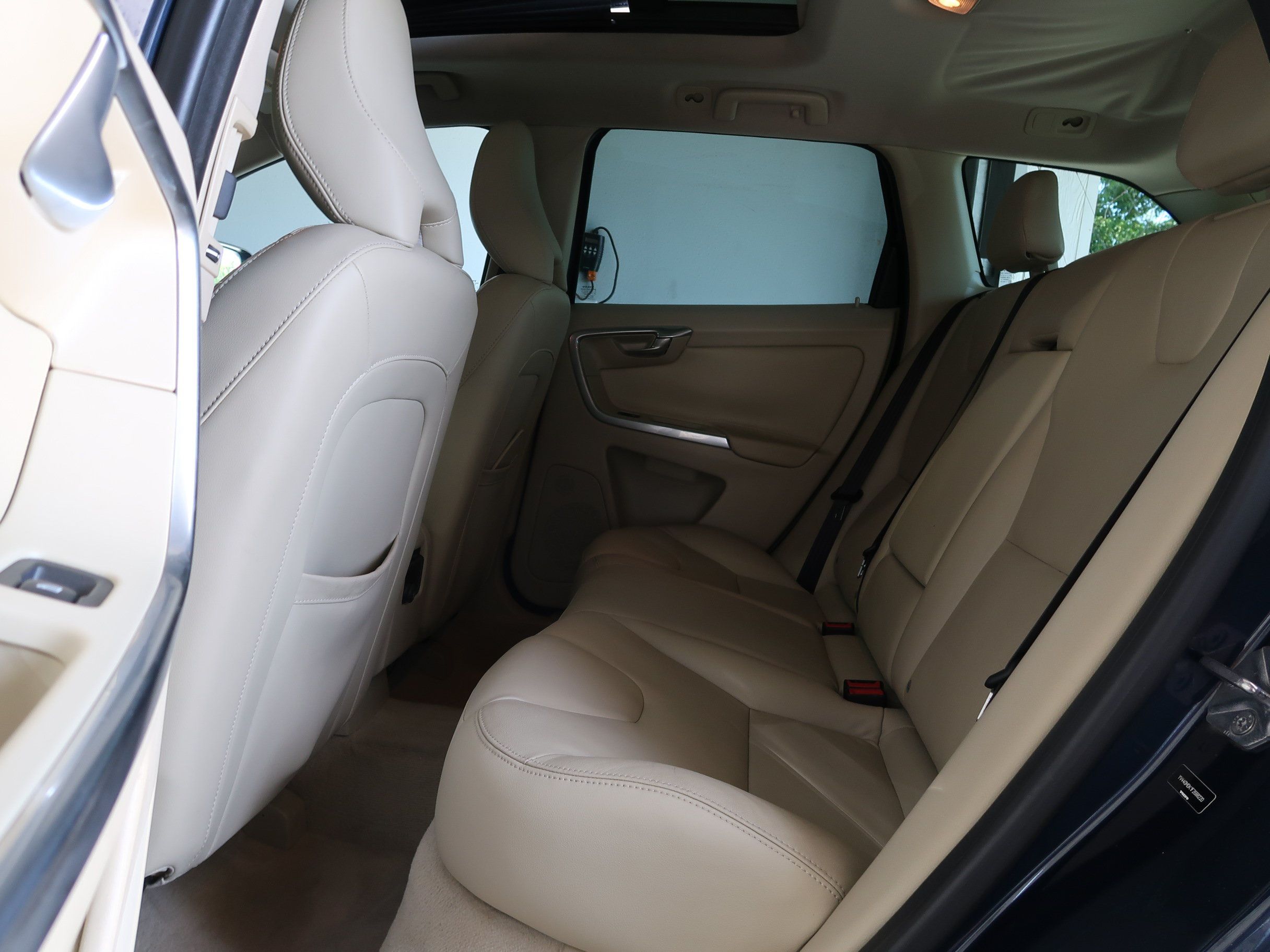 Used 2015 Volvo XC60 T5 Premier w/ Proximity Package FWD image 32