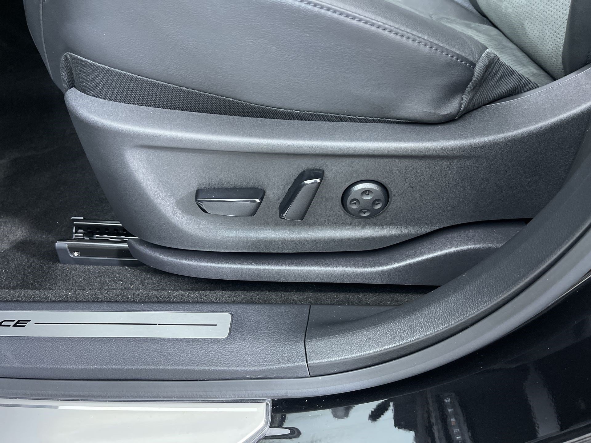 Certified 2024 Nissan Ariya AWD image 12