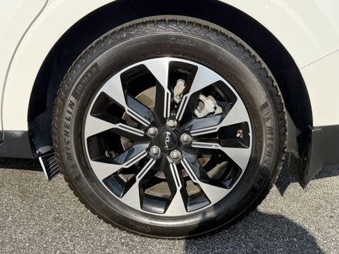 Used 2022 Kia Carnival EX FWD image 11
