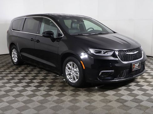 Used 2025 Chrysler Pacifica Select image 48